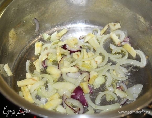 Лук, сельдерей мелко нарезать. На оливковом масле припустить овощи 2-3 минуты, помешивая.