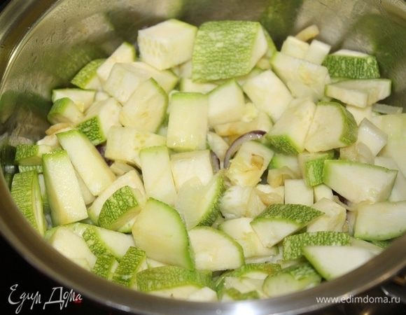Цукини или кабачок нарезать небольшим кубиком. Добавить кабачок в кастрюлю. Готовить 3-4 минуты.