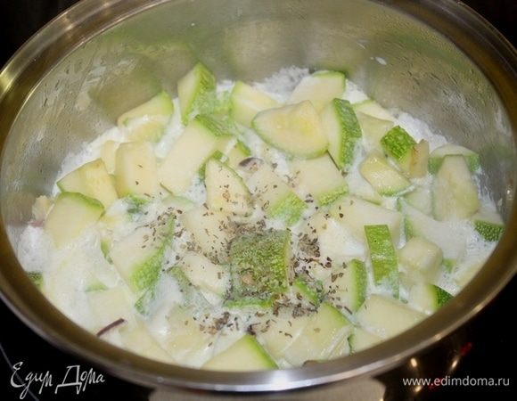 Затем влить воду и сливки, посолить, поперчить, добавить щепотку базилика, уменьшить огонь и накрыть кастрюлю крышкой. Готовить 10-15 минут.


