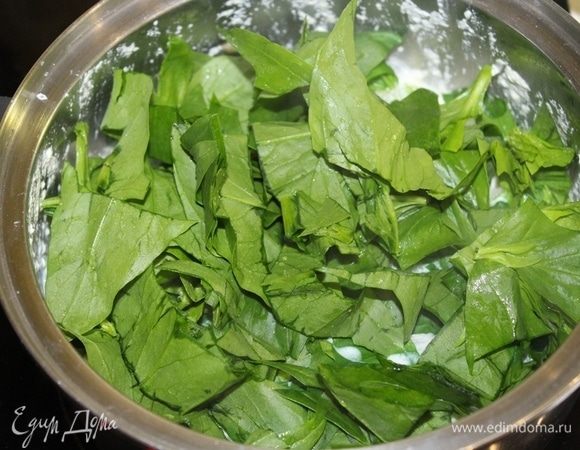 Шпинат вымыть, просушить и нарезать. Добавить шпинат в кастрюлю с супом. Дать супу настояться минут 5-7.