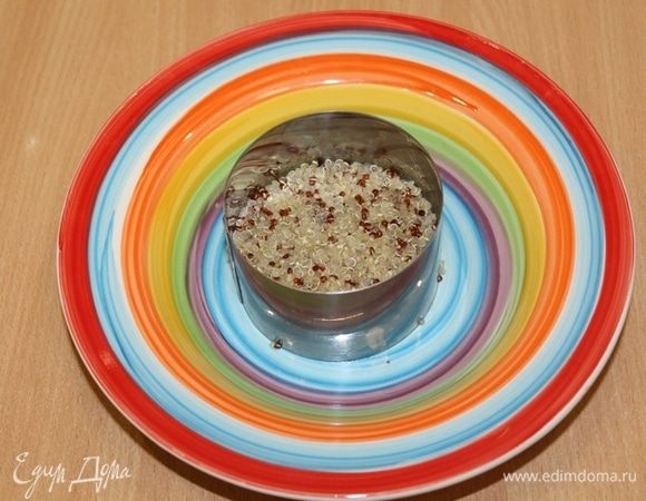 С помощью кулинарного кольца выложить в тарелки киноа, влить суп. 