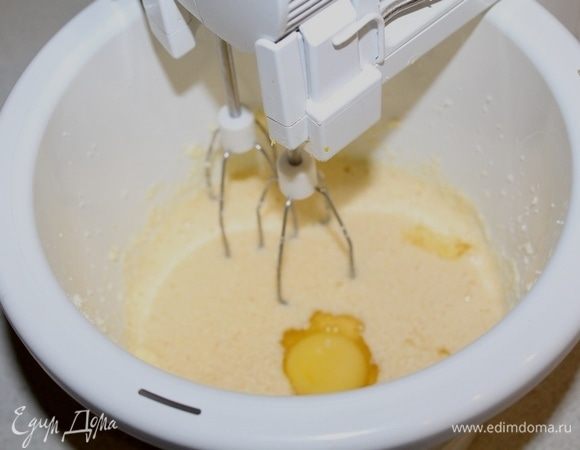 Масло взбить с сахаром, по одному ввести яйца и снова взбить.