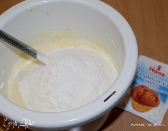 Ввести муку 250–300 г, в зависимости от влажности творога.