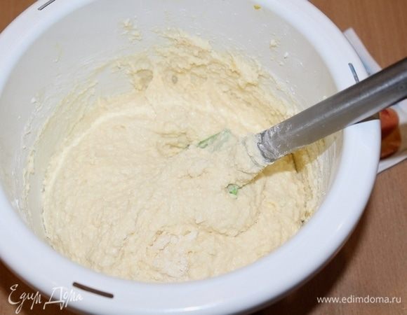 Тесто должно получиться как деревенская сметана.