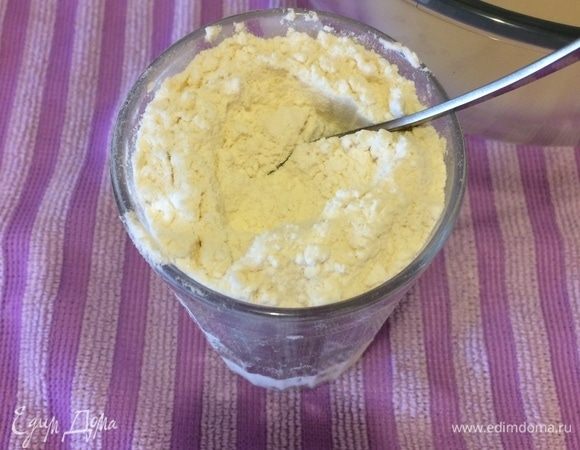 Муку перемешать с солью и просеять.