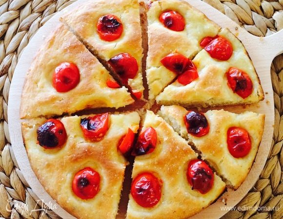 Выпекать фокаччу 15–20 минут.