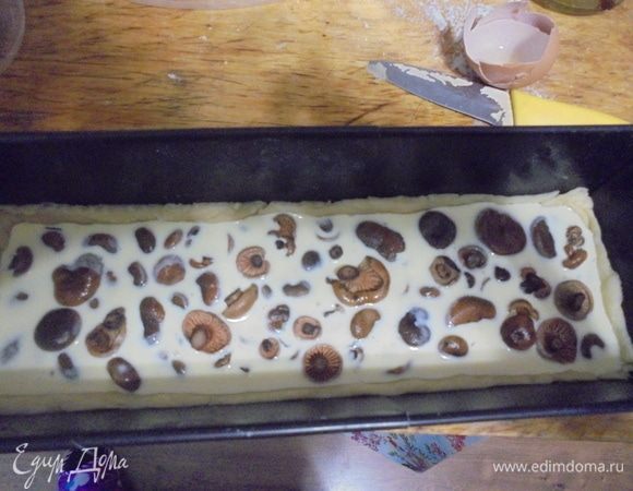 Для начинки яйцо взбить в миксере, добавить сметану, посолить, поперчить по вкусу, добавить розмарин сушеный по вкусу. Перемешать. Подготовить заранее грибы (я отварила молодые рыжики в подсоленной воде). На основу для киша выложить заливку, сверху выложить рыжики. Поставить в предварительно разогретую до 180°С в духовку и готовить в течение 30–35 минут.