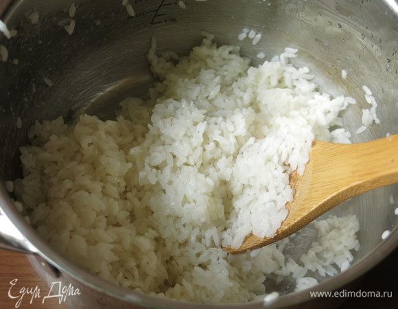 Готовим рис как в рецепте «Суши «Яблоки» с крабовыми палочками».  В ингредиентах указано количество специй без заправки риса. Время приготовления с учетом варки риса и охлаждения ролла.