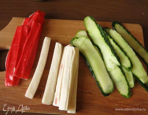 Нарезаем огурцы тонкими полосками для обертки. Предпочтительнее взять длинный огурец, у меня несколько коротких. С палочек аккуратно снимаем окрашенную часть.