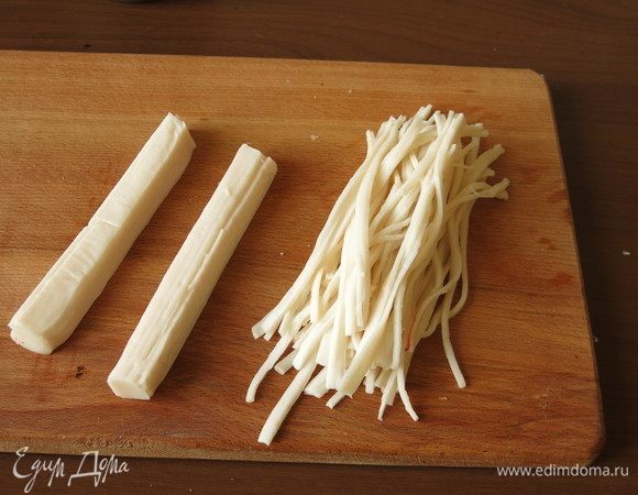 Внутреннюю часть палочек разбираем на полоски, все пять палочек не понадобятся, только две. В большинстве рецептов русскоязычных палочки нарезаются кубиками, шайбочками, на японском сайте практически во всех блюдах палочки разделяются на волокна или разрываются на кусочки. Получается лапшаподобный продукт. И так, необъяснимо почему, но вкуснее! В этой части рецепта я немного сэкономила, в исходном варианте и лапша из палочек с цветной частью.