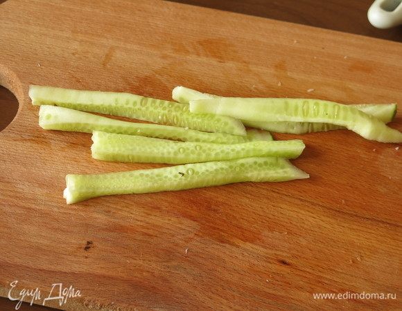 Из серединки огурца вырезаем один-два брусочка на рулет (преимущество тепличного длинного огурца — один брусок).