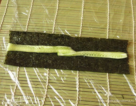 Выкладываем огурцы.