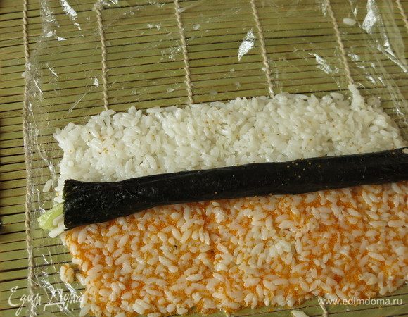 Сверху кладем ролл с крабовыми палочками и огурцом.