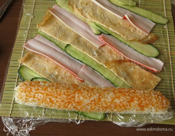 Кладем на обертку ролл рисовый.