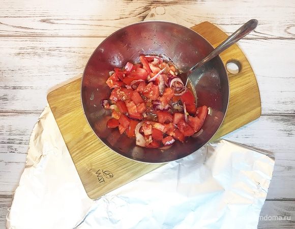 Смешать чеснок, лук, помидоры, 2 ст. л. рыбного соуса, оливковое масло, лимонный сок, посолить и поперчить по вкусу. Все аккуратно перемешать.