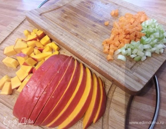 1 зубчик чеснока очистить и мелко нарезать. Сельдерей и морковь очистить, порезать мелким кубиком. Тыкву нарезать кубиком покрупнее, порей — кольцами. 