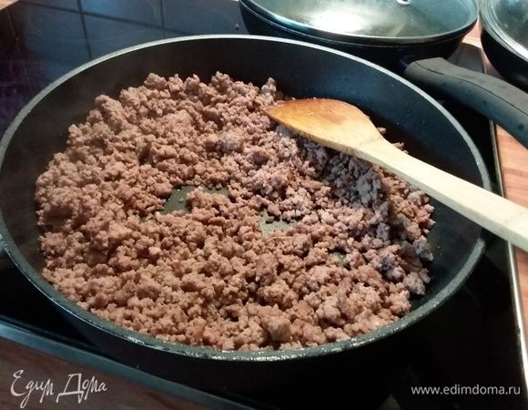 В кастрюле разогреть масло, обжарить фарш. Во время обжарки постараться разбить его на мелкие кусочки. Это удобно сделать мялкой для пюре.