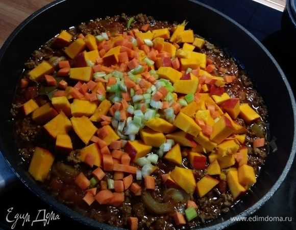 В чили добавить тыкву и морковь, сельдерей, варить еще 10-15 минут. 