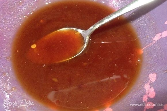 Смешать мед с соевым соусом. Мед необязательно брать жидкий. Просто продолжайте перемешивать, и он разойдется в соевом соусе. Я еще добавил немного сладкого чили-соуса.