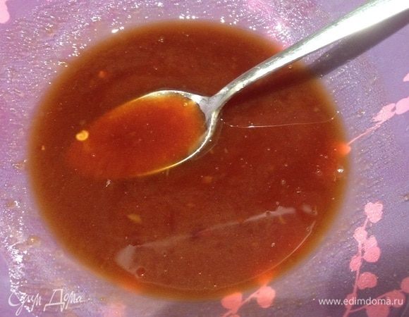 Смешать мед с соевым соусом. Мед необязательно брать жидкий. Просто продолжайте перемешивать, и он разойдется в соевом соусе. Я еще добавил немного сладкого чили-соуса.