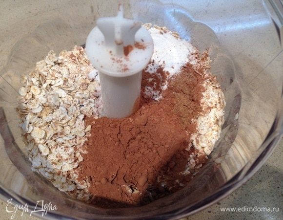 Засыпать овсяные хлопья, какао, разрыхлитель и соль в блендер. Я добавил немного корицы и ванилина, чтобы вкус был богаче.