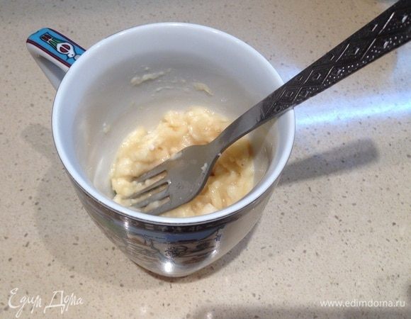 Банан очень хорошо размять вилкой в миске или кружке.