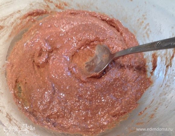 Добавить воду и масло. Перемешать.