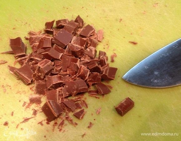 Шоколад порубить кубиками.