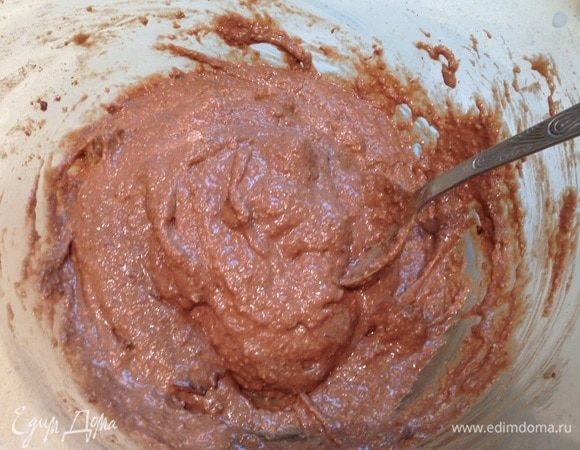 Добавить шоколад в тесто и перемешать.