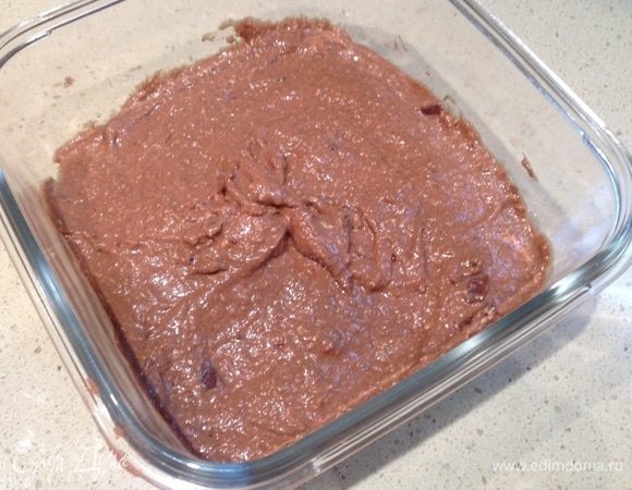 Дно формы припудрить какао и вылить тесто.