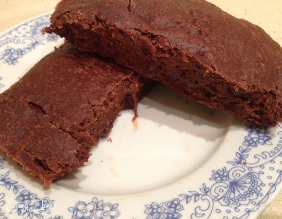 В разрезе. Как видно, шоколад расплавился, а сам брауни мягкий и влажноватый.