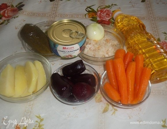 Подготавливаем продукты. Овощи отвариваем до готовности, остужаем и очищаем. Можно овощи запечь.