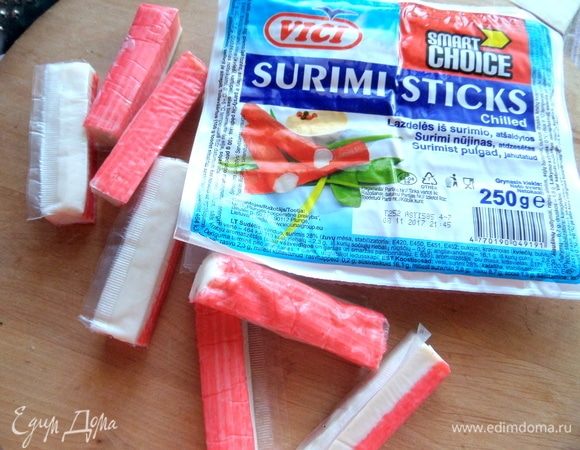 Палочки крабовые очищаем от пленок. Достаточно половины пачки, 7 шт.