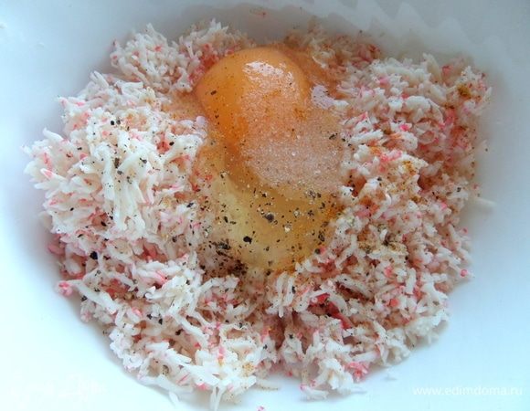 Добавить яйцо, соль, перец.