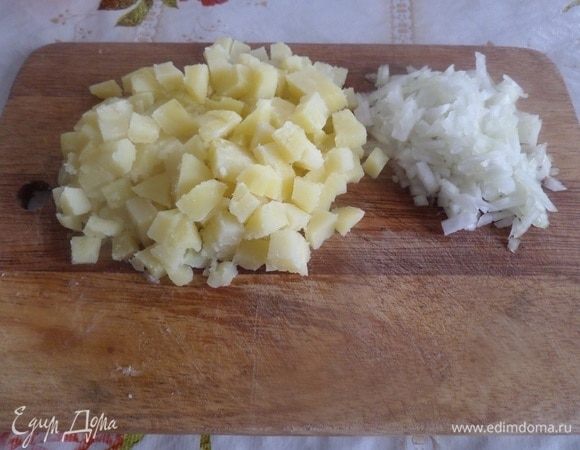 Нарезаем кубиком картофель. Мелко нарезаем репчатый лук.