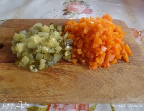 Кубиком нарезаем морковь и маринованные огурцы.
