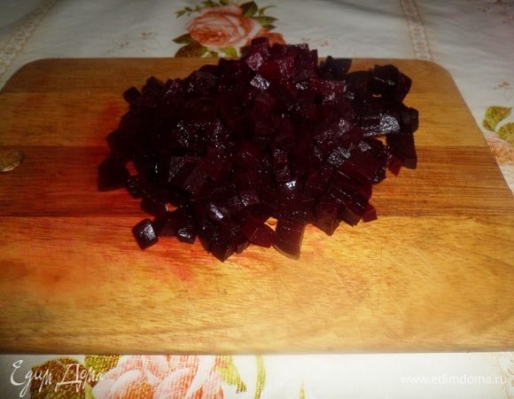 Кубиком нарезаем свеклу.