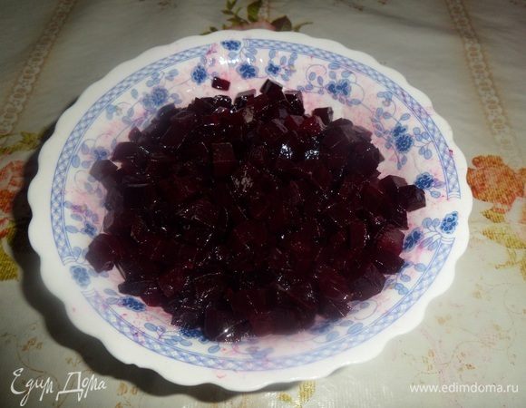 Нарезанную свеклу кладем в чашку и добавляем 1 ст. л. растительного масла. Хорошо перемешиваем.