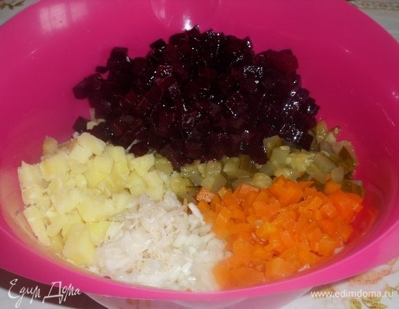 Нарезанные ингредиенты выкладываем в глубокую чашку. Добавляем квашеную капусту. Солим по вкусу . Добавляем растительное масло.