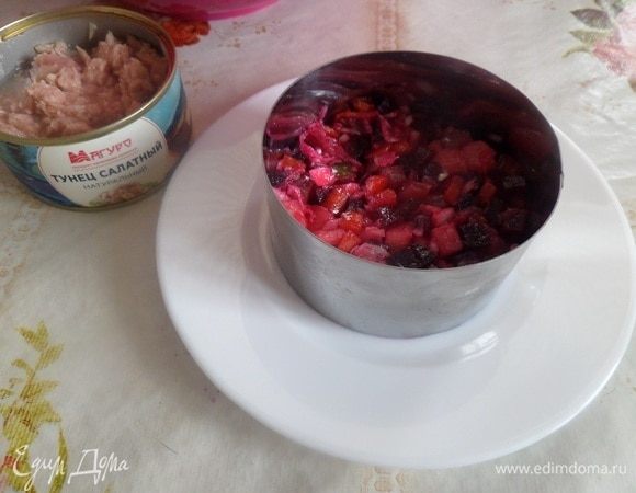 На тарелку ставим кулинарное кольцо. Выкладываем  в кольцо 2–3 ст. л. овощной массы.