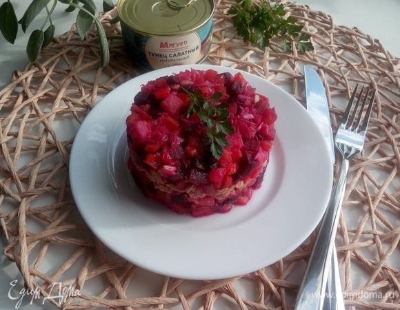 Поверх тунца выкладываем 2–3 ст. л. овощной массы.