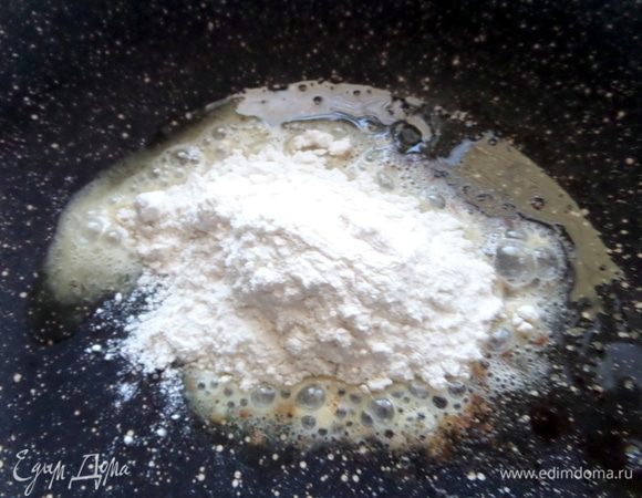 Для соуса бешамель растопить сливочное масло, добавить муку-ложку с горкой.