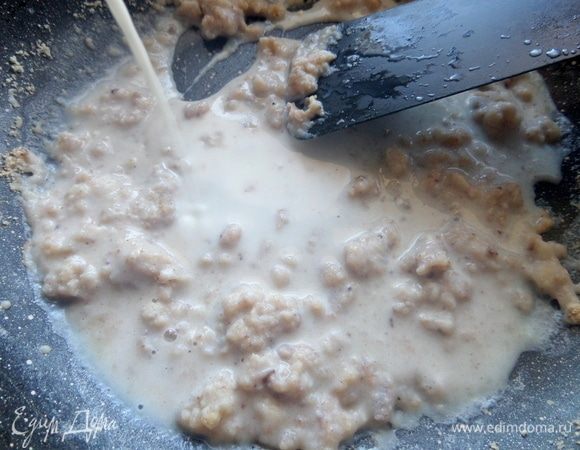 Влить молоко, постоянно растирая соус.