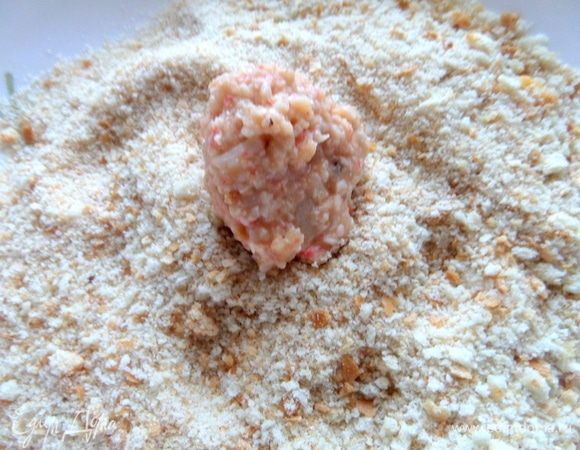 Отделяем по чайной ложке массы и формируем в сухарях крокеты.