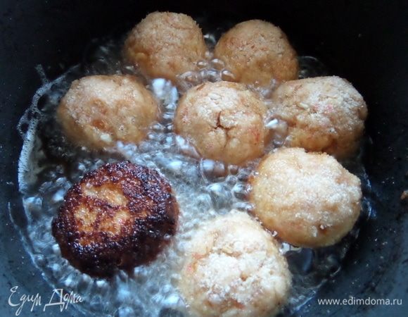 Жарим в растительном масле до золотистости.