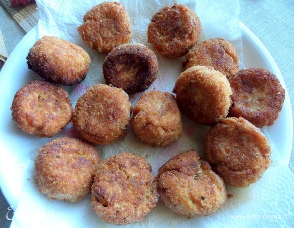 Вынуть готовые на салфетку.