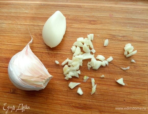 Измельчить чеснок.