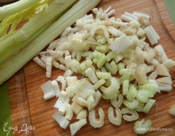 Сельдерей мелко порубить.