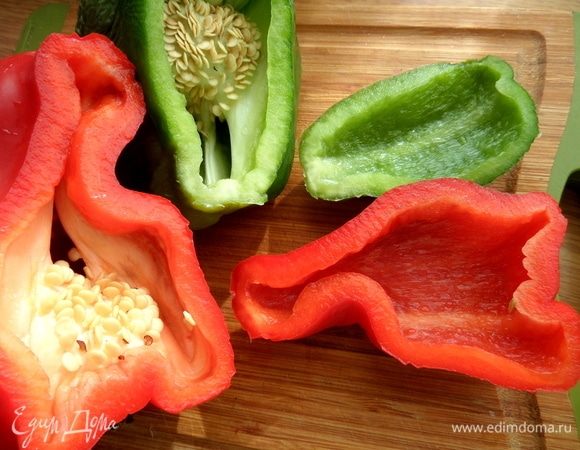 Разного цвета перцы отделить по кусочку.