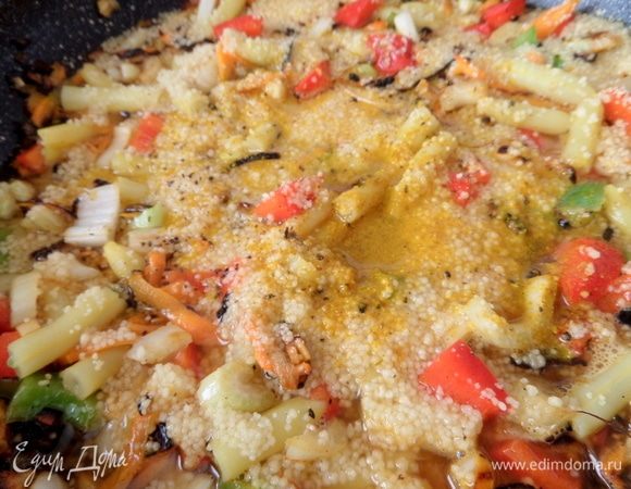 Добавить соль, карри, перемешать.